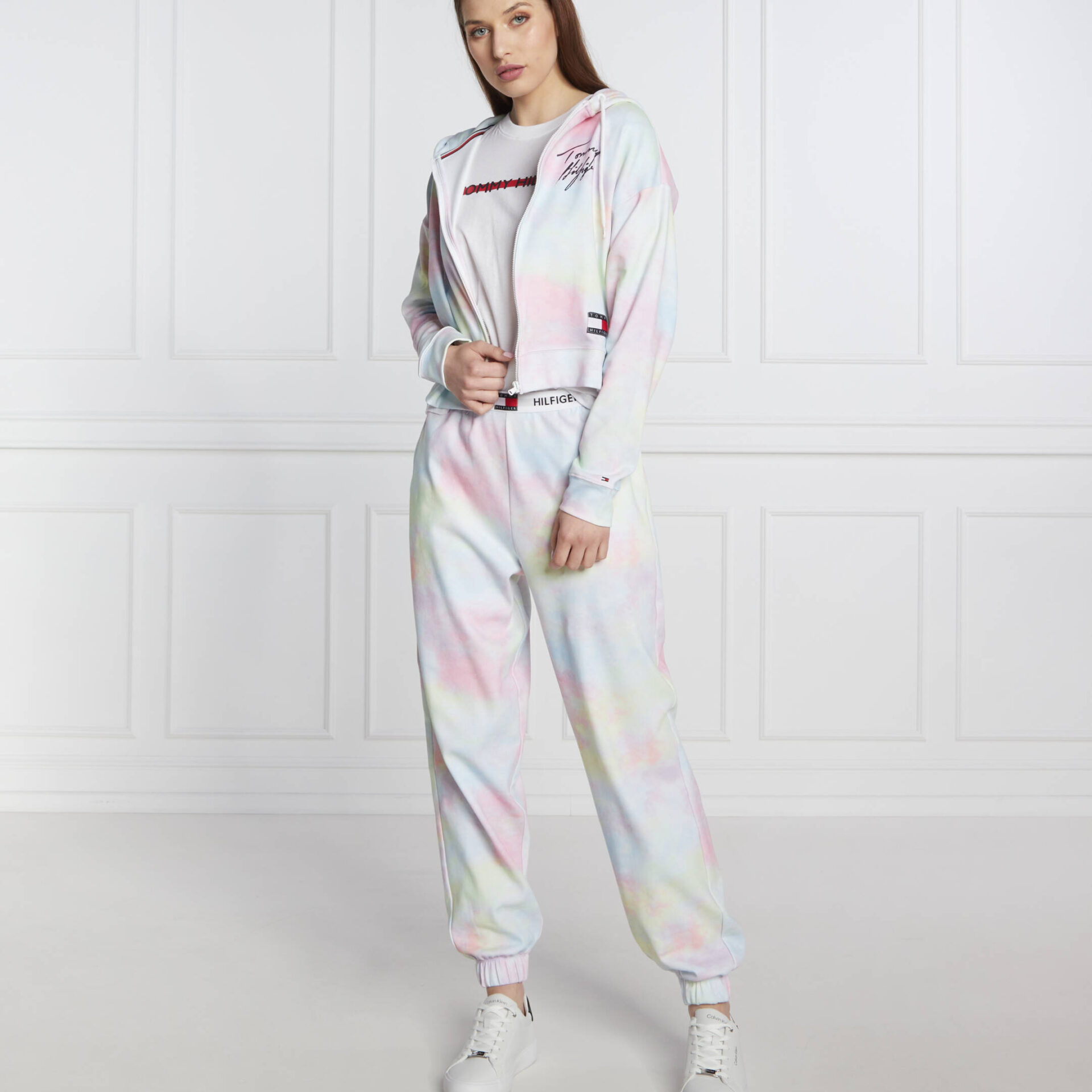 tommy hilfiger trumpas dzemperis su gobtuvu ir uztrauktuku spalvotas