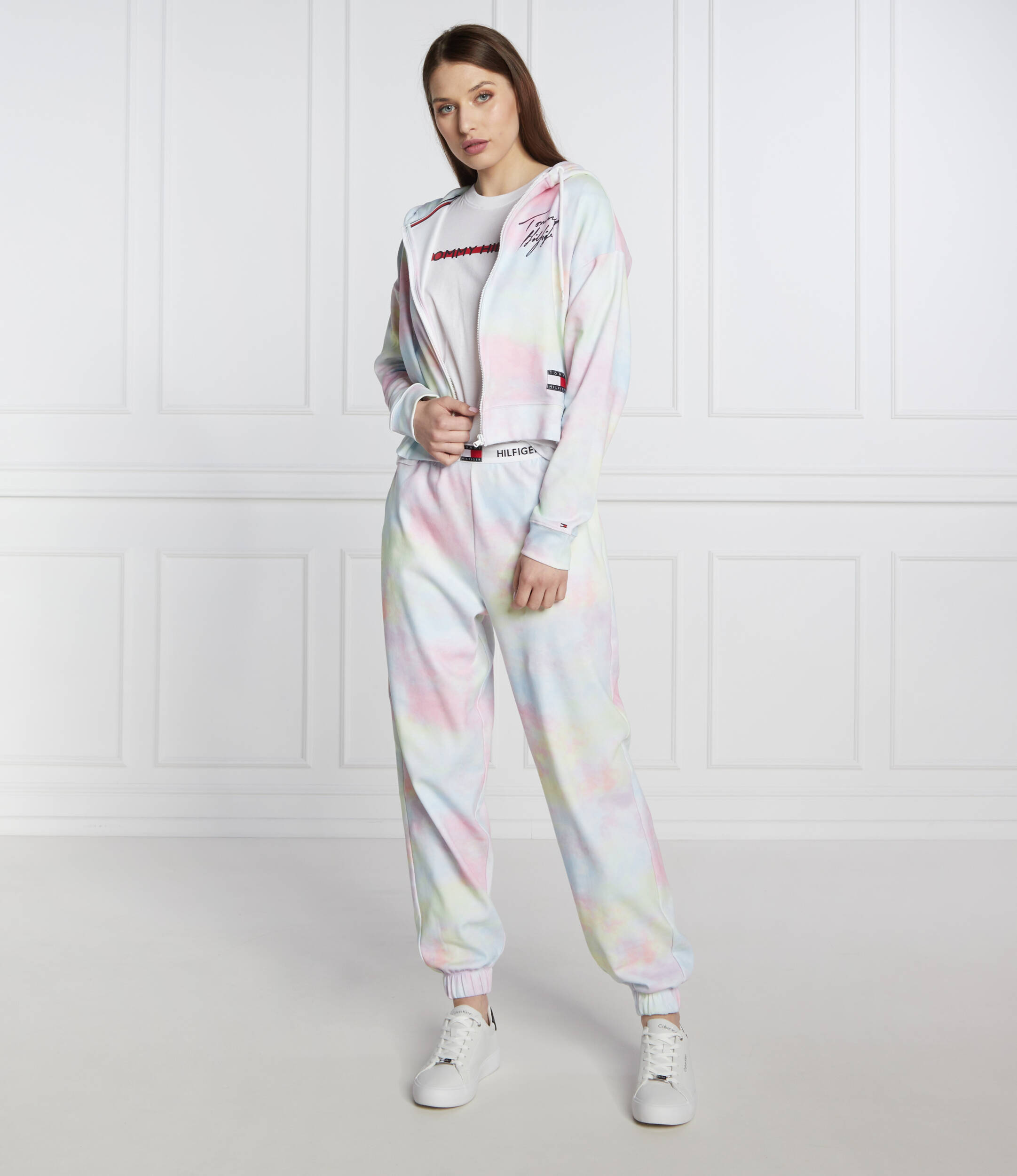 Tommy Hilfiger trumpas džemperis tommy hilfiger trumpas dzemperis su gobtuvu ir uztrauktuku spalvotas