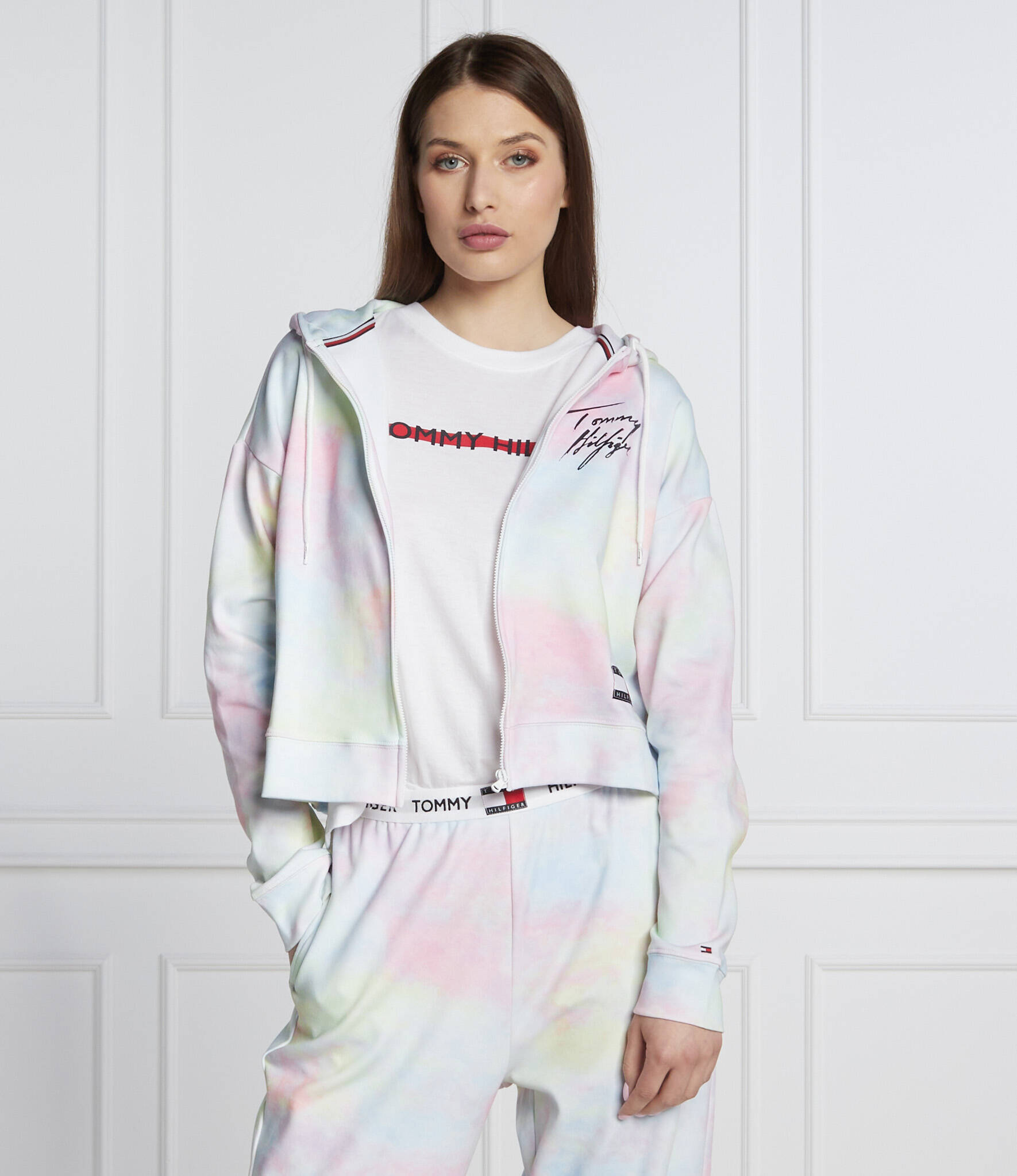 Tommy Hilfiger trumpas džemperis tommy hilfiger trumpas dzemperis su gobtuvu ir uztrauktuku spalvotas