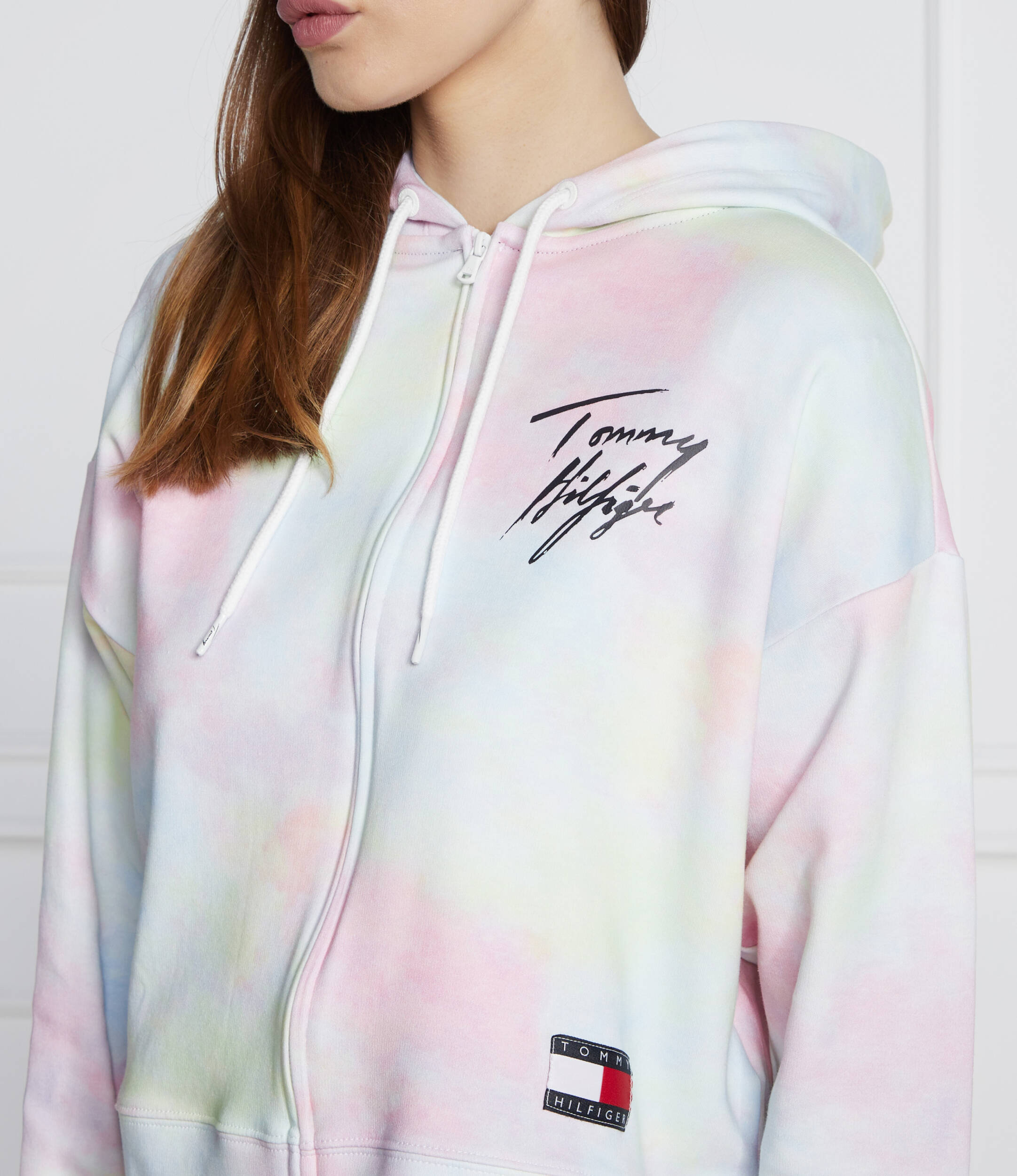 Tommy Hilfiger trumpas džemperis tommy hilfiger trumpas dzemperis su gobtuvu ir uztrauktuku spalvotas