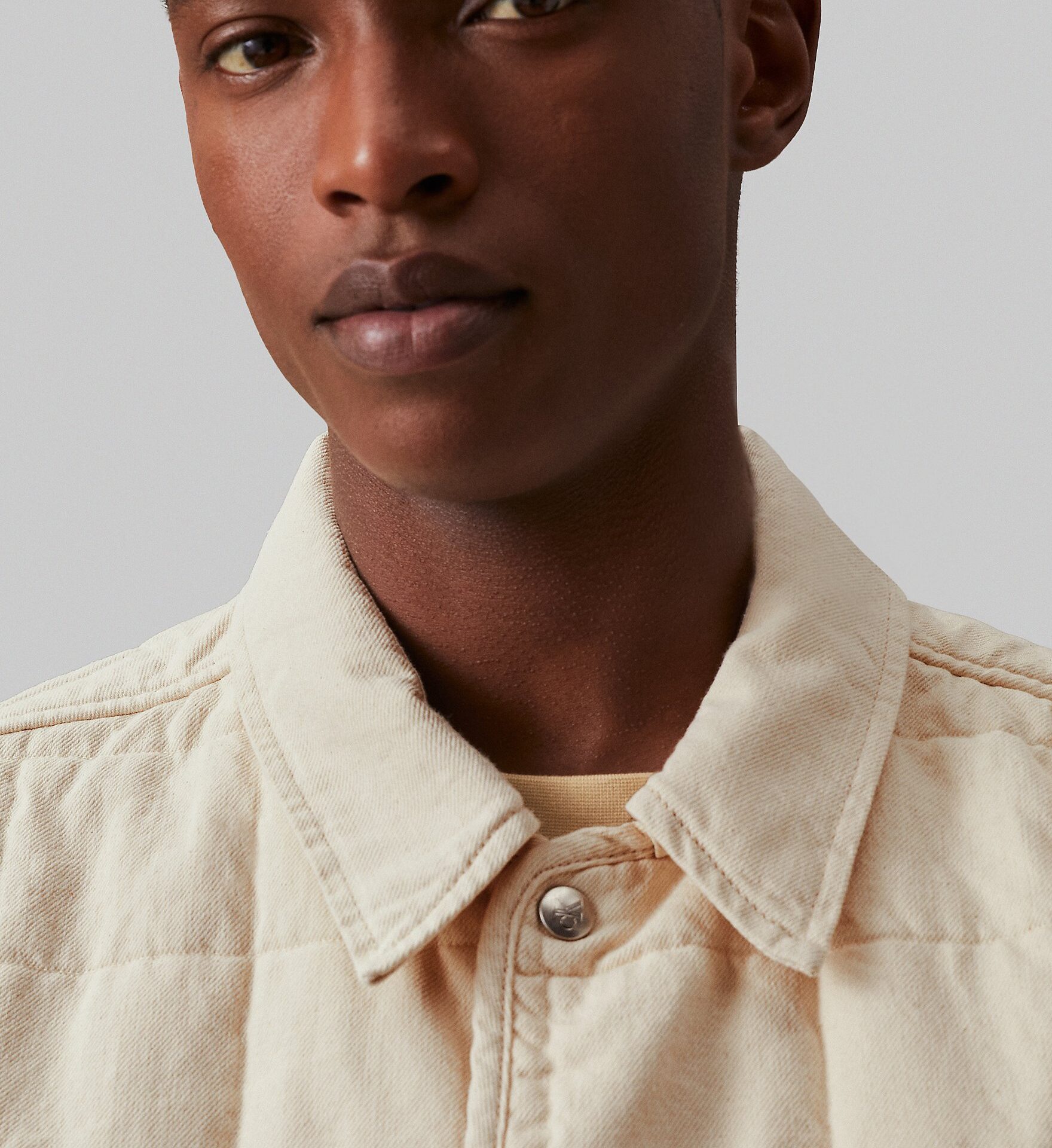 calvin klein jeans dygsniuota lengva striuke sviesus dzinsas