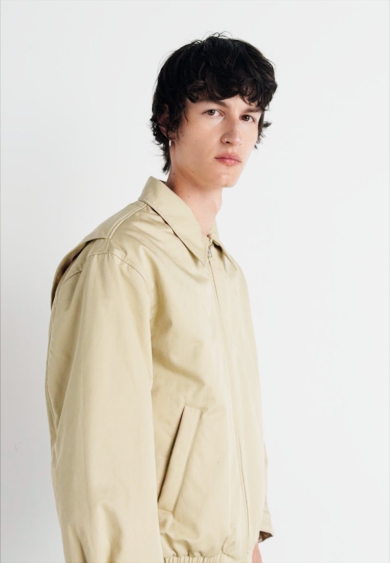 calvin klein jeans bomber striuke sviesiai chaki